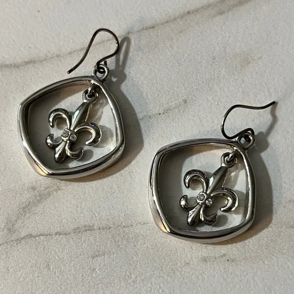 Beautiful Silver Fleur de lis dangle earrings with Crystal Accents - Picture 4 of 5